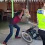 Bete Kena Tilang Polisi, Pemuda Ini Hancurkan Motor Pakai Batu