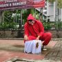 Kesal Dicegah! Pria Bertopeng Bakar Salinan UU Ciptaker: Ini Cuma Simbol!