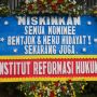 Karangan Bunga Korban Jiwasraya Hiasi Gedung Kejagung RI