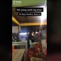 Bukan Karyawan, Aksi Emak-emak Ini Terekam Bantu Sajikan Hidangan Pembeli