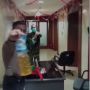Bikin Geger! Emak-emak yang Ancam Bakar Kantor Anies Ngaku Ibu Negara RI
