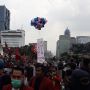 Balon Udara Bertuliskan 'Jokowi-Amin Gagal' Muncul di Tengah Massa Aksi