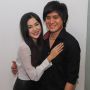Pengantin Baru, 3 Kemesraan Kevin Aprilio dan Istri yang Nempel Terus