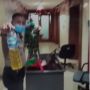 Heboh! Emak-emak Berhijab Bawa Bensin ke Balai Kota: Ku Bakar Gedung Ini!