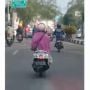 Tak Melulu Negatif, Aksi Emak-emak Buka Jalan Untuk Ambulans Tuai Pujian