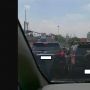 Viral Adu Senggol 2 Mobil di Jalan Bikin Geger, Mirip Main Bombom Car
