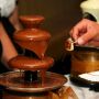 Taruh Keju di Alat Fountain Cokelat, Momen Mukbang Ini Berakhir Tangisan