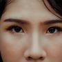 Apes Banget! Alis Wanita Ini Berubah Jadi Pink dan Hijau, Gara-Gara Cat Rambut Lawas