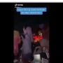 Viral Video Hijaber Disawer Uang di Bar, Netizen: Akhir Zaman, Nauzubillah