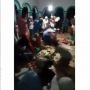 Terlalu Rakus Ambil Bingkisan, Tingkah Bocah Ini Disebut Warganet Mirip DPR