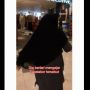 Viral Emak-emak Tetangga Istri Sah Labrak Selingkuhan, Publik: Baku Hantam?