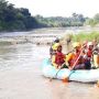 Diajak Orang Tua Sebrangi Sungai Pakai Truk, Bocah 5 Tahun Hanyut