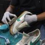 6 Cara Menghilangkan Bau Sepatu Tanpa Dicuci, Ampuh!