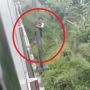 Lewat Rel di Atas Jembatan, Pemotor Nekat Gelantungan saat Kereta Melintas