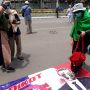 Aksi Bela Nabi, Emak-emak Injak Poster Wajah Presiden Prancis Macron
