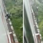 Viral Video Nekat Terobos Jembatan Rel Kereta Api, Bikin Warganet Bergidik