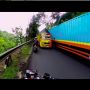 Video Pemotor vs Sopir Truk, Netizen Berdebat Keras Siapa Paling Benar