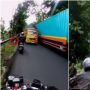 Truk Memaksa Makan Lajur Lawan Arah, Botol Melayang Kena Headshot!