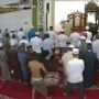 Seorang Pria Terobos Jamaah Sholat Subuh, Langsung Peluk Imam Masjid