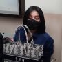 Takut Corona, Sebelum Sidang Syahrini Semprot Disinfektan di Area Sekitar