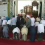 Lagi Pimpin Salat Subuh Berjemaah, Tiba-tiba Imam Masjid Ini Dipeluk Pria