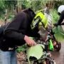 Musim Hujan Tiba, Pemotor Ini Punya Cara Unik Atasi Cipratan Air Hujan
