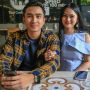 Mohon PPKM Tak Diperpanjang, Lutfi Agizal Pakai Baju Pengantin di Jalan