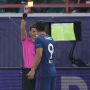 Momen Kocak Luis Suarez Kartu Kuning karena Intip Wasit Tinjau VAR