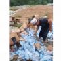Boikot Produk Perancis, Sekelompok Pria Ini Buang Ribuan Botol Air Mineral
