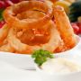 Bosan Dengan Camilan Biasa? Ini Resep Cheesy Onion Ring Super Lumer