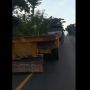 Viral Aksi Sopir Truk Ugal-ugalan Nyaris Bikin Pemotor Setor Nyawa