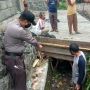 Hujan-hujanan, Balita Tewas usai Kejar Sandal Hanyut di Got Depan Rumah