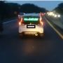 Heboh Tulisan Belakang Mobil Ini Bikin Salfok, Pemobil Dijamin Auto Goyang