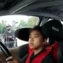 Aksi Bocah Pamer Skill Naik Mobil Bikin Warganet Minder, Gede Nyalinya!