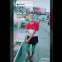 Gigih Jualan dengan Andalkan Satu Tangan, Remaja Ini Disemangati Warganet