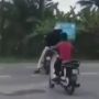 Aksi Bocah Bawa Motor Bikin Wanita Tertawa Lepas, Cara Naiknya Unik