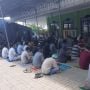 Potret Motor Parkir Di Tengah Jamaah Masjid, Warganet: Motor Anak Soleh