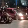 Acungkan Pistol Mainan, Pengendara Honda Brio Ini Dikeroyok Geng Motor