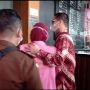Berurai Air Mata Beri Kesaksian, Suami Pinangki Peluk Istrinya Usai Sidang