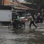 Tips Berkendara Saat Banjir dan Musim Hujan
