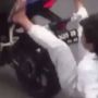 Gubrak! Video Cewek Terjengkang dari Motor Sport Gara-gara Tidak Pegangan