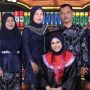 Viral Kisah Haru Mahasiswi, Hadirkan Ibu yang Telah Tiada di Foto Wisudanya