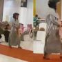 Emak-emak Lupa Lepas Helm saat Kondangan, Endingnya Bikin Tepok Jidat