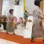 Viral Emak-emak Tak Sadar Pakai Helm ke Kondangan, Endingnya Bikin Ngakak