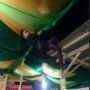 Viral Totalitas Biduan Joget di Hajatan Nikah sampai Panjat Genteng