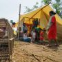 Tak Ada Bantuan, Pengungsi Banjir Cilacap Dirikan Tenda Darurat Mandiri