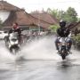 Ngakak! Emak-Emak Barbar Terjang Genangan, Geng Motor Pasrah Kecipratan