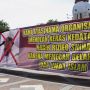 Demo Tolak HRS di Sidoarjo, Poster Bergambar Rizieq Dicoret-coret