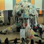 Penampakan Ubur-ubur Raksasa dari Sampah Plastik di Mall