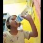 Viral Video Bocah Minum Air Berisi Ikan Cupang, Endingnya Bikin Ngakak